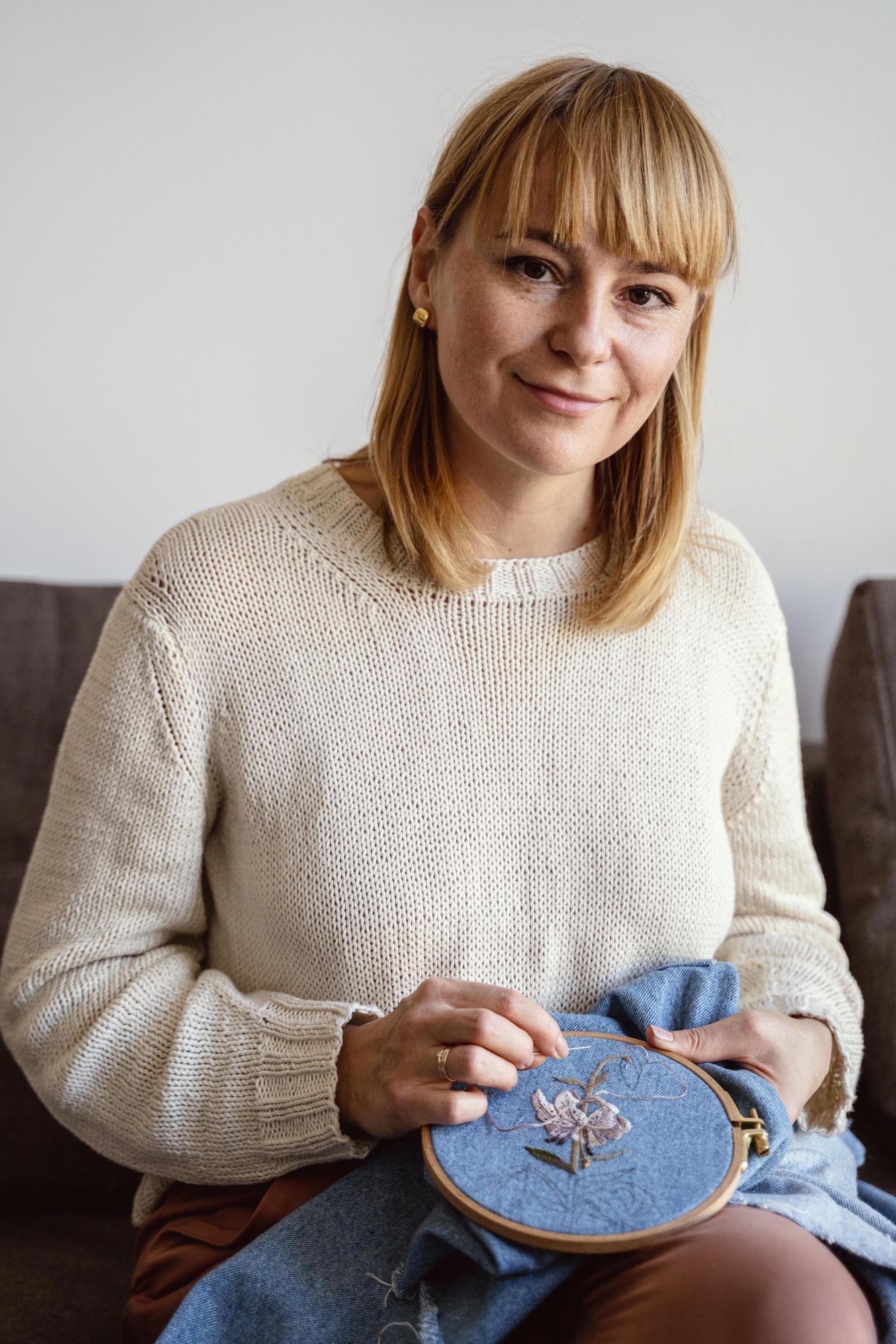 portret rękodzielnika haftującego
